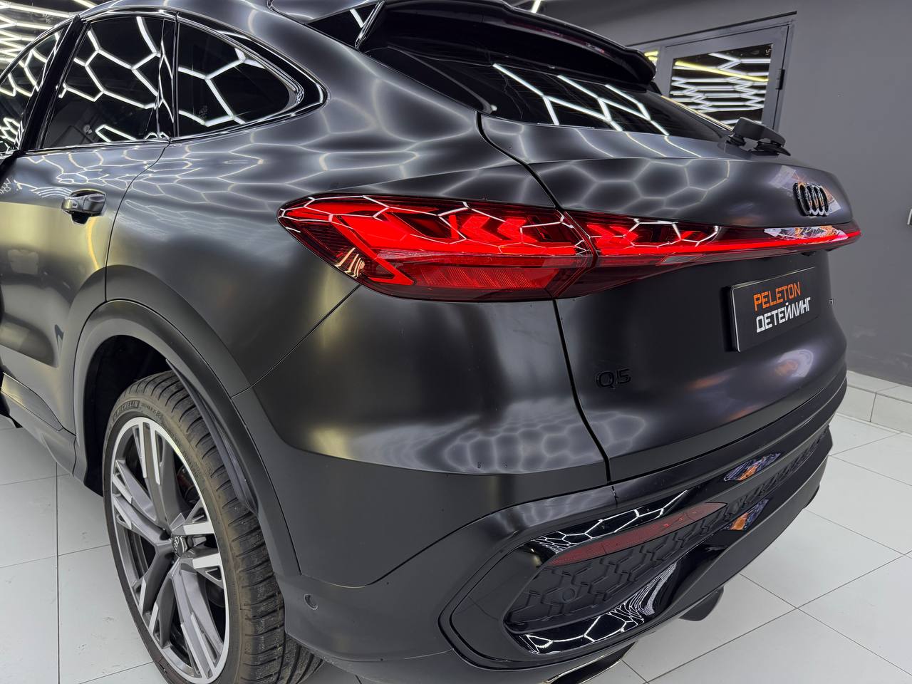 Оклейка Audi Q5 в сатиновую полиуретановую пленку 200 мкм: шелковый финиш и надежная защита